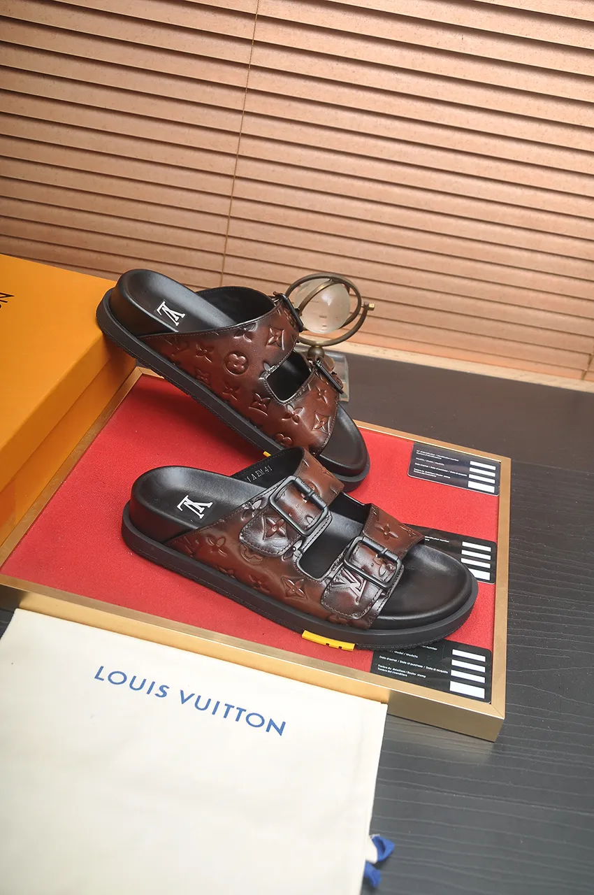 Men's shoes 💰400💶 [Louis Vuitton LV slippers] (high-end cowhide) counter 1:1 fashion style, a must-have for summer! The designer used LV’s iconic outsole. The original simple slippers instantly become fashionable! The upper is made of flexible special cowhide leather straps alternately, and the workmanship is exquisite! A must-have for stylish men in summer, size 38-45 (45 customized)